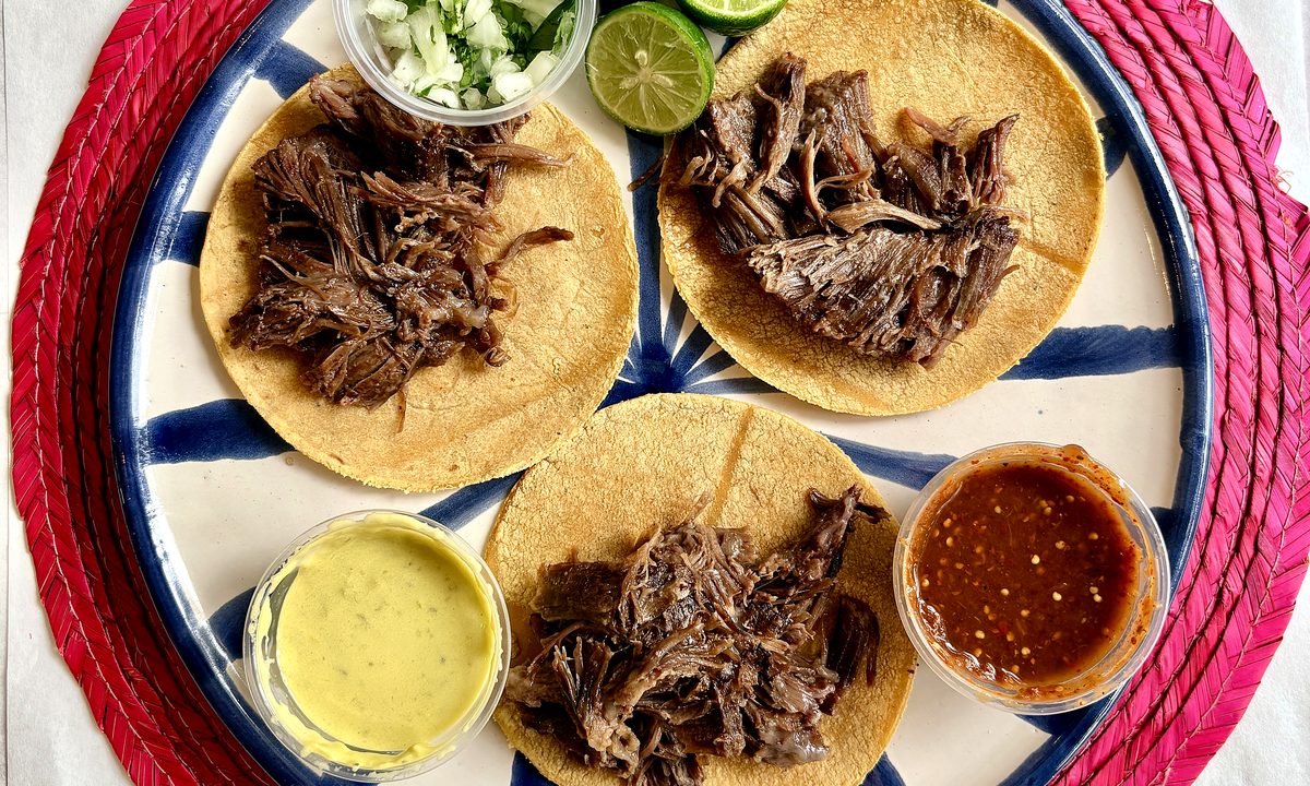 Tacos de Barbacoa San Peter con salsas, limones, cebolla y cilantro