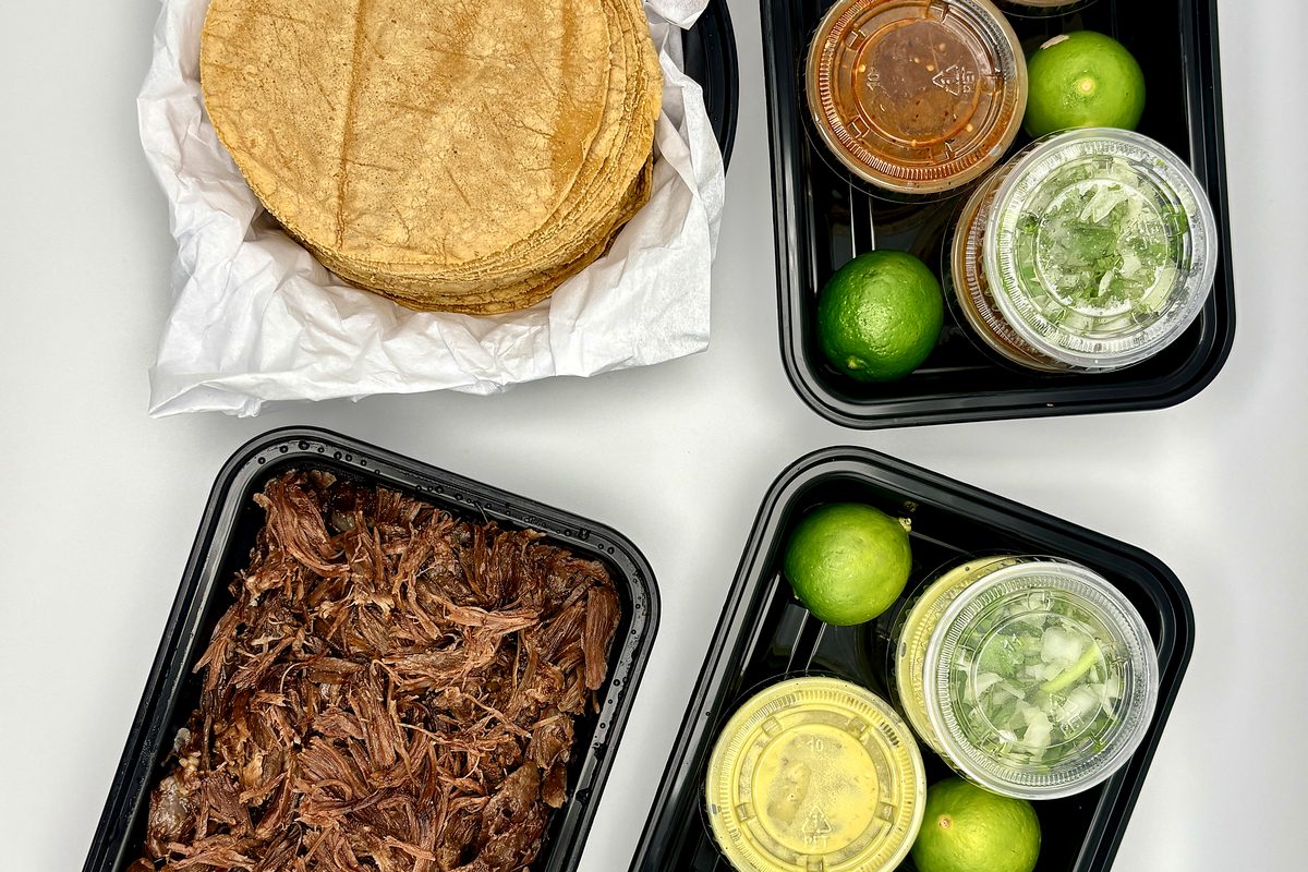Pedido de Barbacoa San Peter: barbacoa, tortillas, salsas roja y verde, limones, cebolla y cilantro